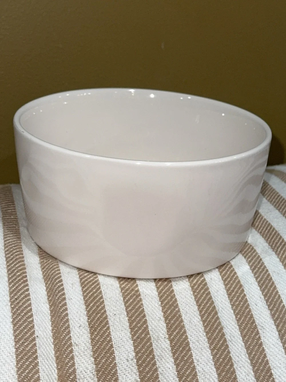 NWT Rae Dunn 6”W x 3”H Ceramic White Round ‘Eat Up’ Pet Dog Food Bowl Dish